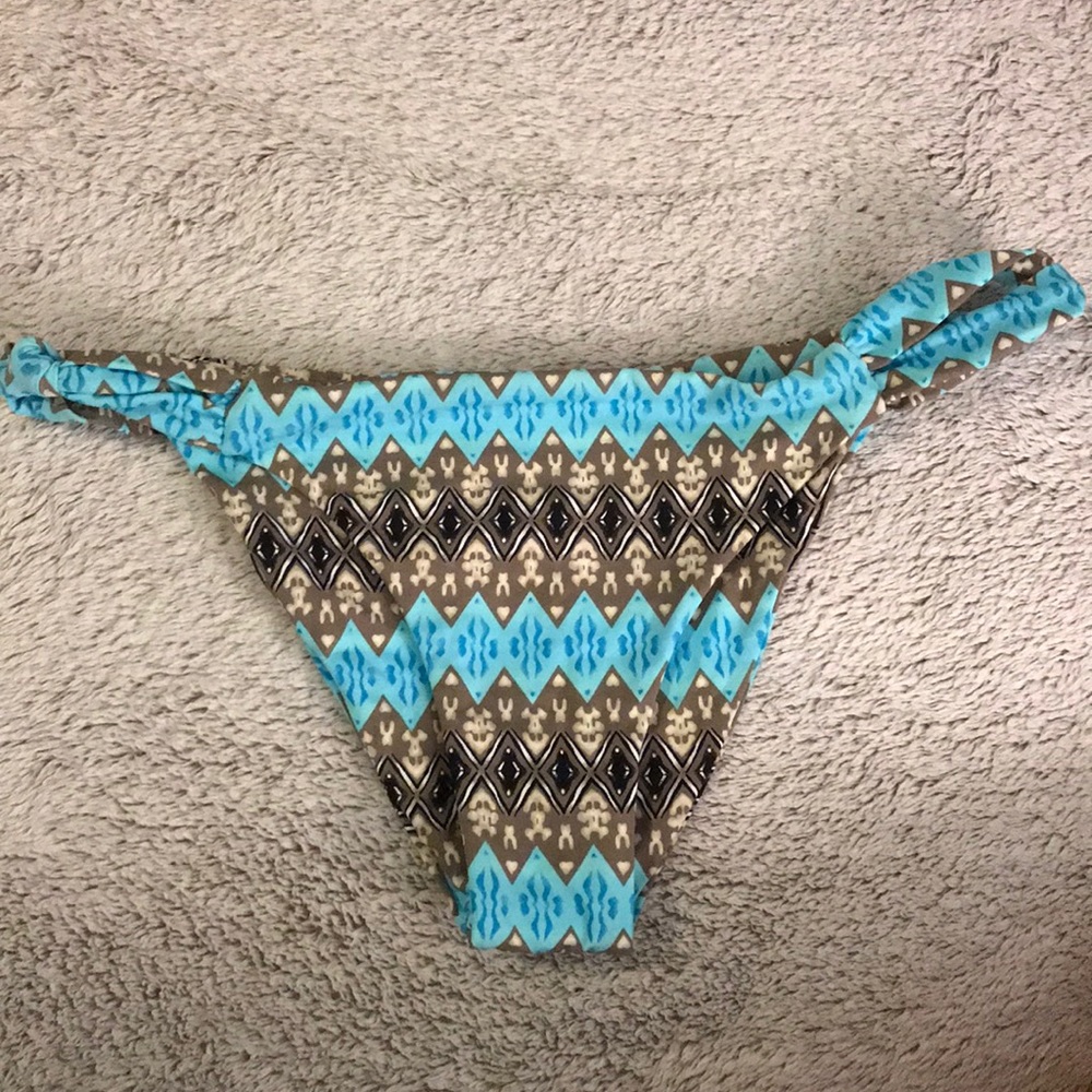 Frankie’s bikini bottom!